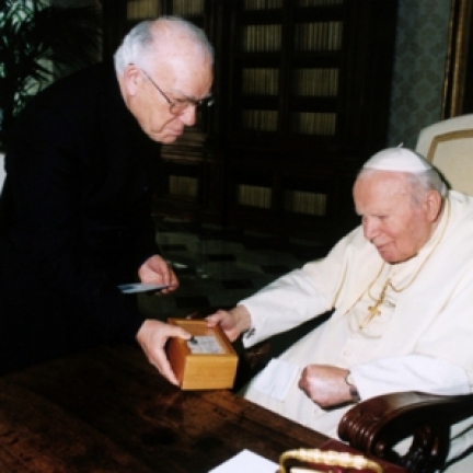 Mons. Luciano Guerra dá graças a Deus pela atribuição do título e recorda a ligação da mensagem de Fátima à figura do Papa