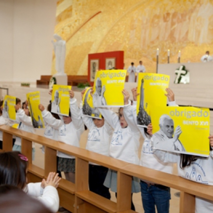 3 000 crianças rezam em Fátima por Bento XVI