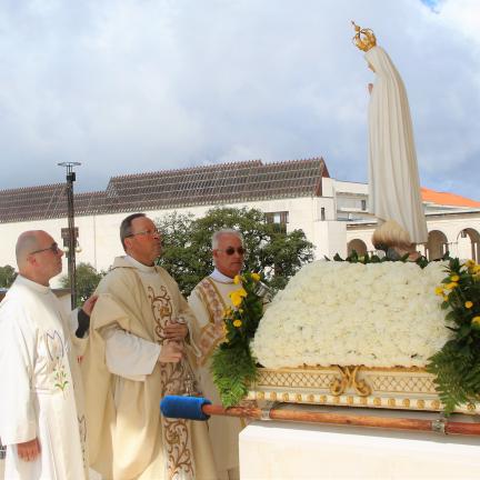 No Santuário de Fátima peregrinos rezam “pela paz e união entre as nações”
