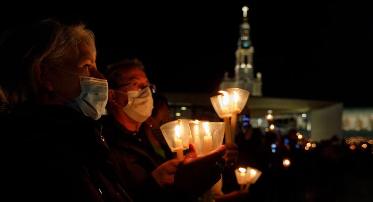 Reitor do Santuário de Fátima desafia peregrinos a acender uma vela e a unirem-se em oração pelo fim da pandemia e pela paz no Mundo