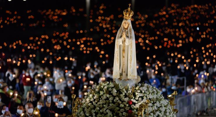 “As numerosas velas que ardem diante da imagem de Nossa Senhora são o sinal da consolação de Jesus que Nossa Senhora nos traz”, afirma cardeal Jean-Claude Hollerich