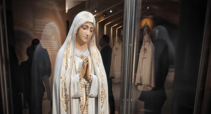 Peregrinos de Fátima contemplam de perto um dos ícones marianos mais conhecidos do mundo