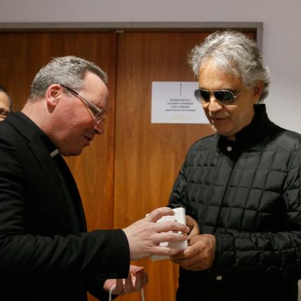 Santuário ofereceu medalha comemorativa do Centenário a Andrea Bocelli
