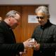 Santuário ofereceu medalha comemorativa do Centenário a Andrea Bocelli