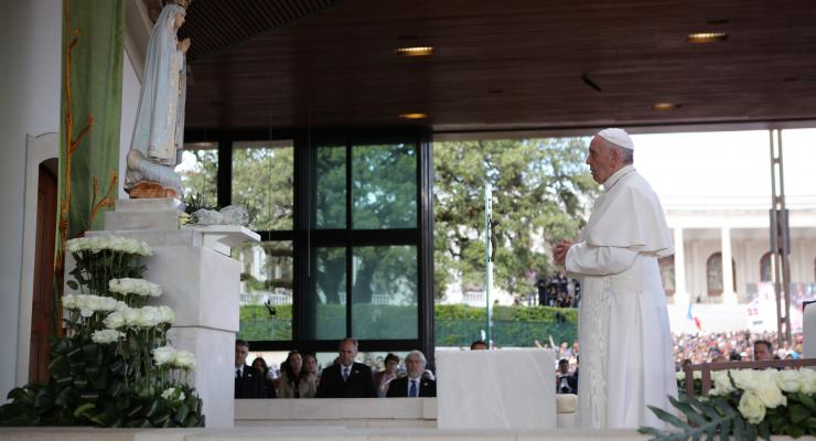 Papa Reza na Capelinha das Aparições a 5 de agosto com jovens doentes e com deficiência