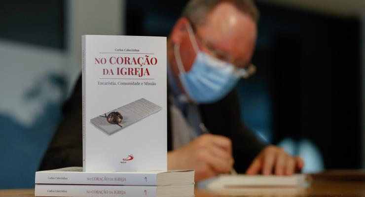 Padre Carlos Cabecinhas lança livro “No Coração da Igreja: Eucaristia, Comunidade e Missão”