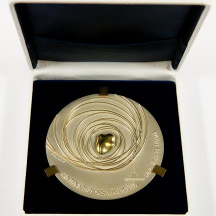Medalha comemorativa do Centenário das Aparições de Fátima “aproxima-nos da simbologia trinitária”, afirma reitor